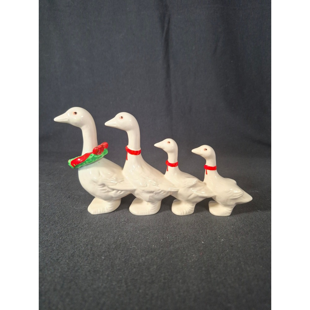 Vintage Dept 56 Ceramic Christmas Goose Family Figurine Wreath Made in Japan